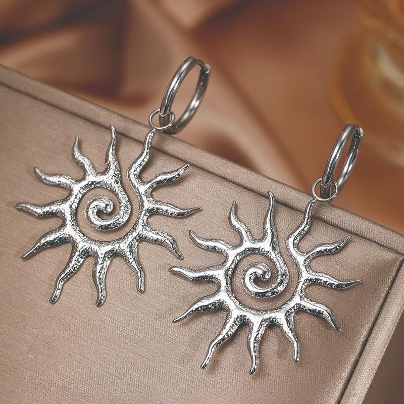 

Vintage Metal Pleated Heart-Shaped Pendant Earrings for Women Exaggerated Gold Color Hollow Personality Earrings Party Zircon