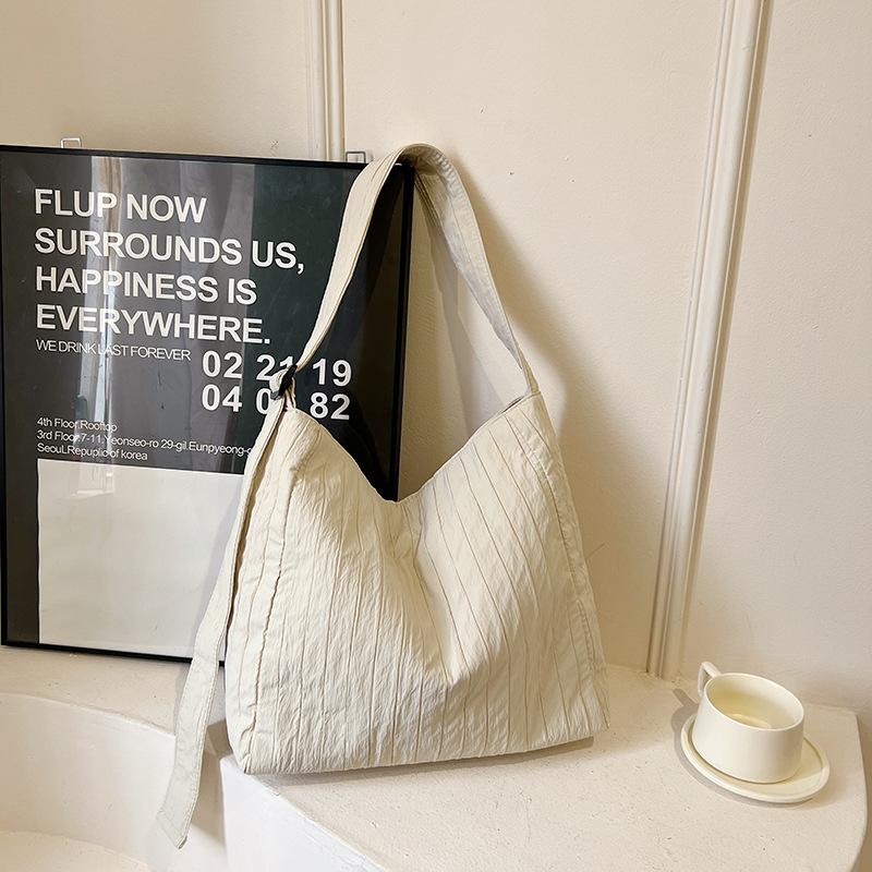 

Korean version of fashionable large-capacity bag women s 2025 new casual tote bag simple canvas bag shoulder messenger bag