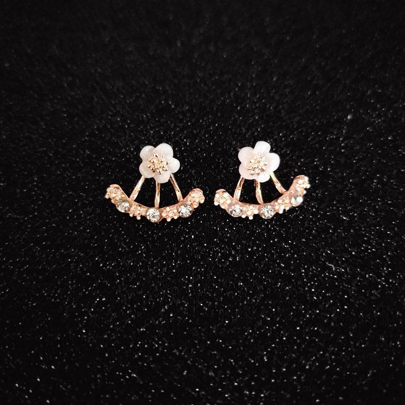 Small Daisy Flower Stud Earrings, Chrysanthemum Earrings, Exquisite Women's Earrings, Fashionable and Versatile