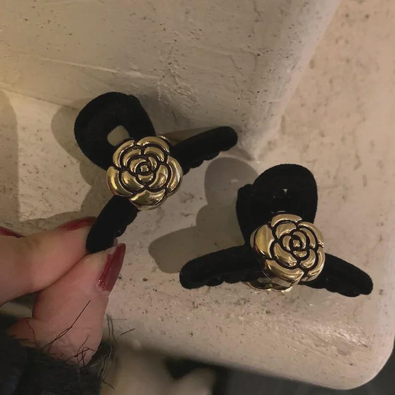 Schwarze Haarspange aus französischem Kamelien-Samt – Accessoire im Retro-Prinzessinnen-Stil für Damen