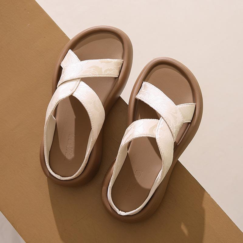 Cool slippers women's summer wear 2025 new thick-soled beach sandals fashion pregnant women's high sense one-word drag