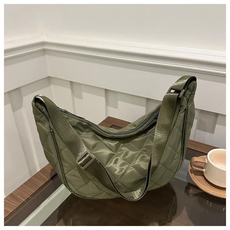 Solid color simple diamond embroidery thread messenger bag dumpling bag texture commuting large capacity women's shoulder bag black white