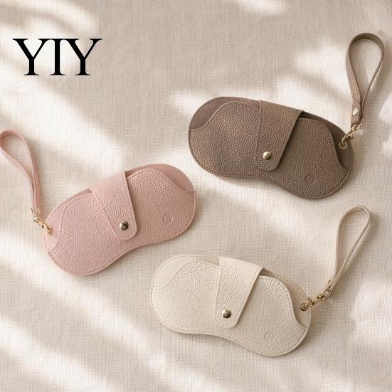 Compact Glasses Storage Bag Sunglasses Pouch, Imitation Leather Hanging Case Durable Eyeglass Holder with Carabiner, Portable Eyeglasses for