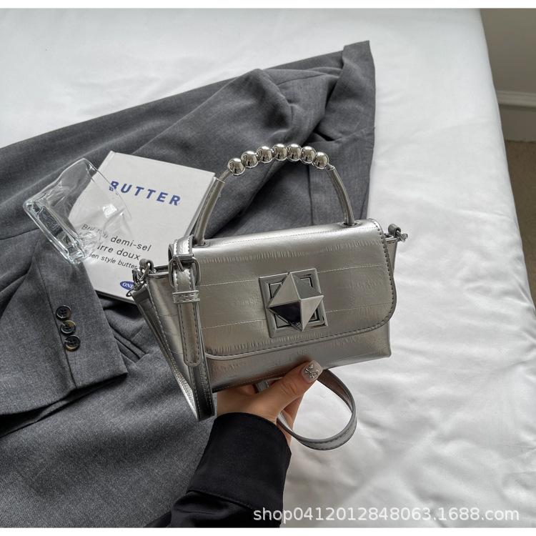 

Fashion portable small square bag 2025 new design sense niche messenger bag popular super fire commuter women s shoulder bag серебряный