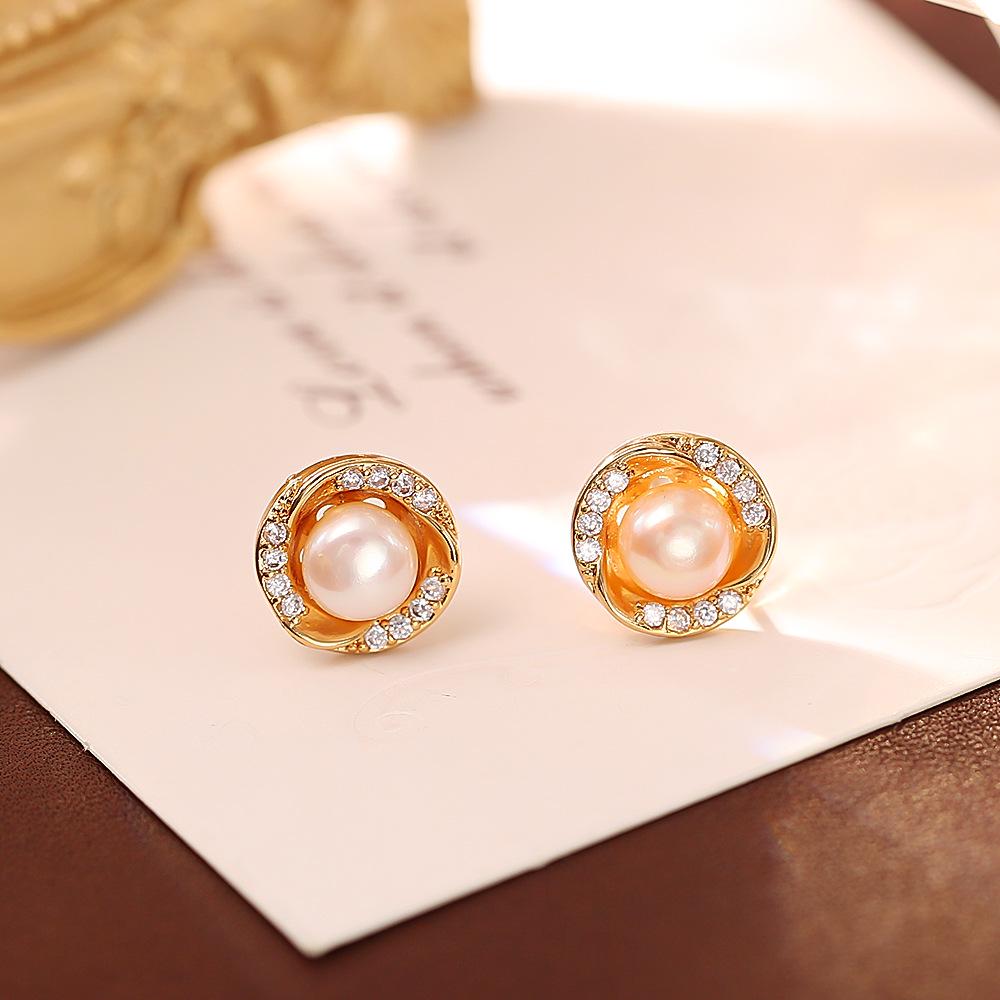 Boucles d'oreilles Puces Fleur en Perle d'eau Douce et Zircon Style Coréen - Bijoux Exquis et Polyvalents pour Femmes