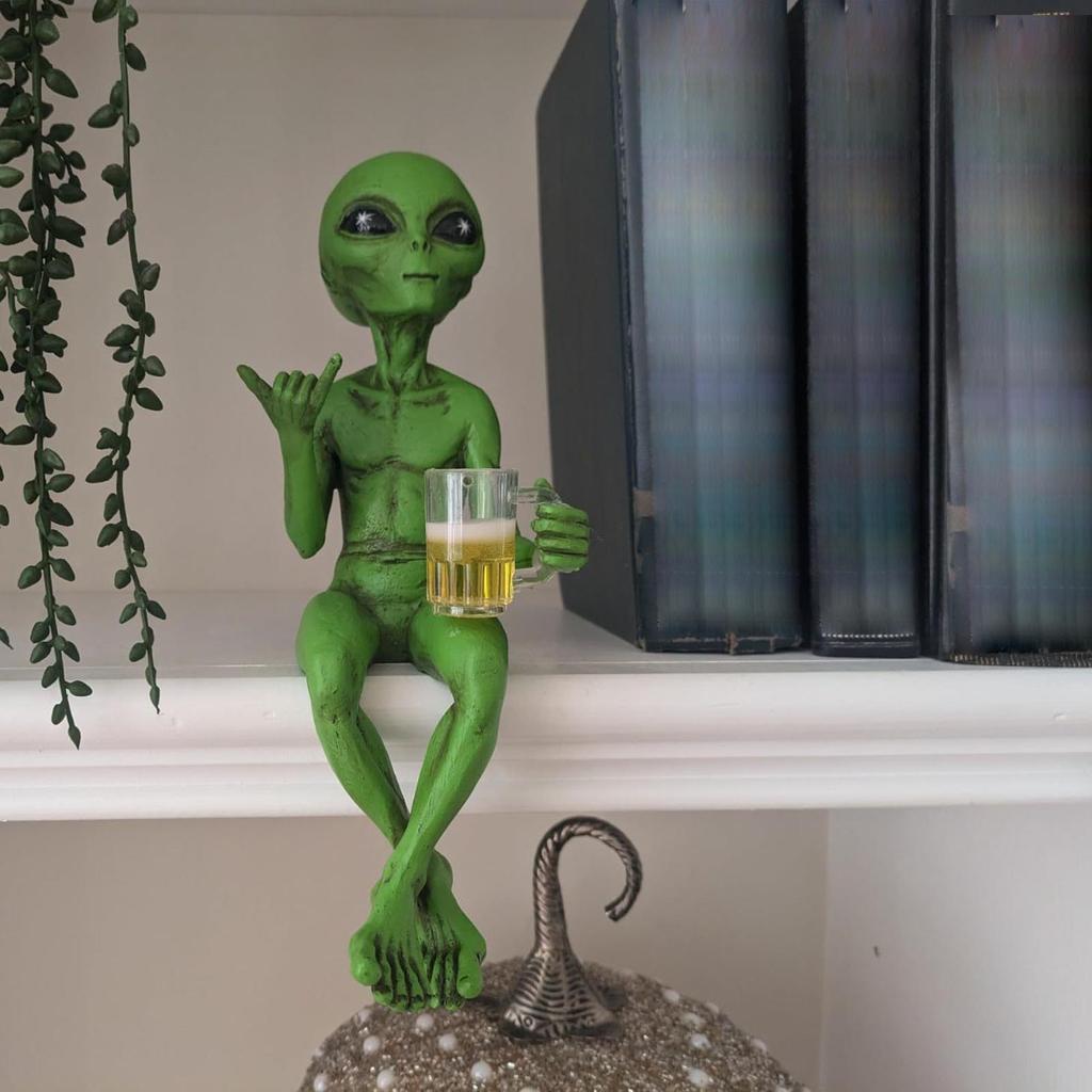 Funny Alien Statue Sculpture Garden Landscaping Yard Art Ornament Resin Beer Drinking Alien Sculpture Craft Desktop Decoration