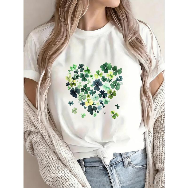 Biała koszulka z krótkim rękawem z nadrukiem serca i koniczyny do noszenia na co dzień