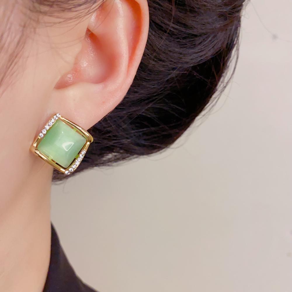 Elegant Green Rhombus Cat's Eye Stud Earrings for Women – Exquisite Light Luxury Design