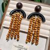 Personalizované náušnice s dřevěnými cvočky a korálkovými třásněmi v evropském stylu - Retro etnické doplňky
