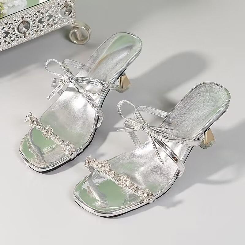 

Fashion Rhinestone High Heel Cool Drag Women Outside Wear Summer New Square Toe Open Toe Bow Versatile Stiletto Sandal 35 серебряный