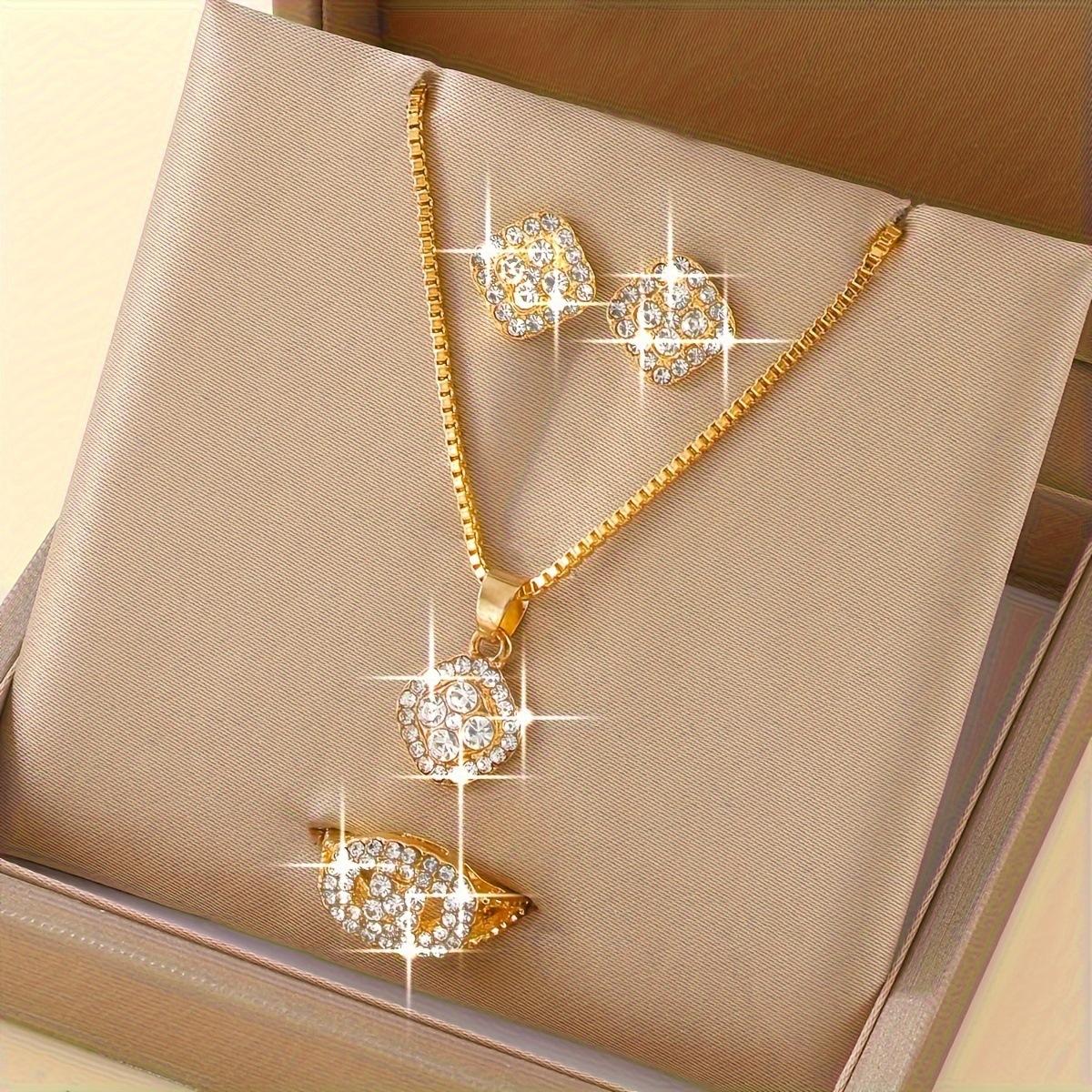 

Модный индивидуальный комплект из серег и цепочки на ключицу золотой