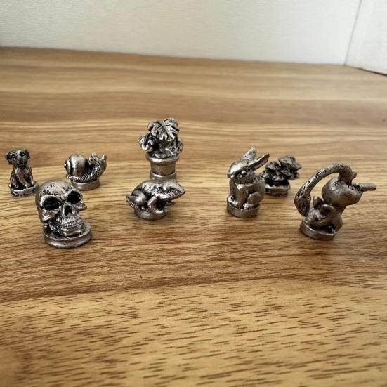 8PCS Hinge Decorative Ornaments Resin Miniature Figurines Hinge Toppers Retro Style Home Decorations for Cabinet Doors