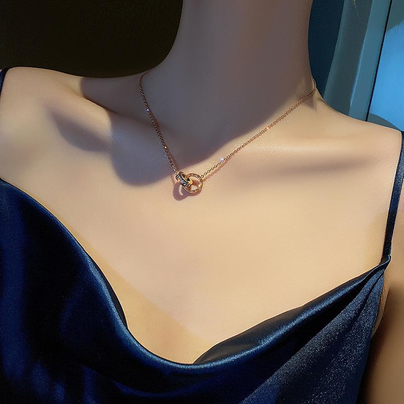 Colar Elegante de Anel Duplo com Números Romanos com Corrente de Aço Titânio Eletroplatado a Ouro 18K