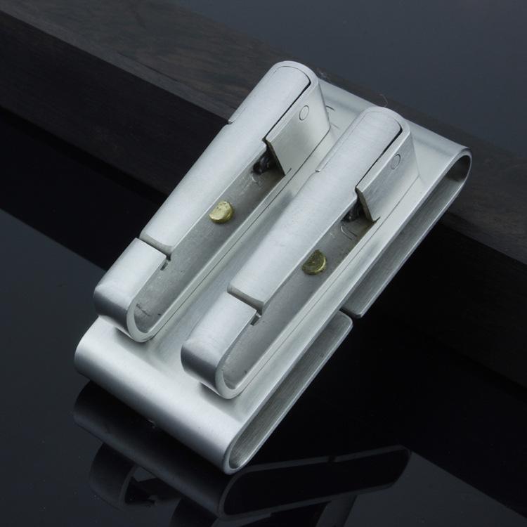 Handgefertigter Edelstahl-Schlüsselanhänger mit Leder-Gürtelschlaufe - Klassisches Sportaccessoire für Herren