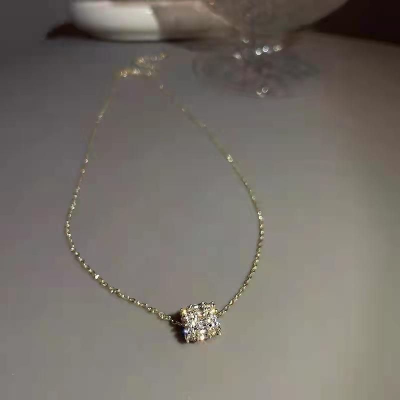 Elegant Women s Collarbone Necklace - Trendy 2021 Niche Design with Waist-accentuating Style