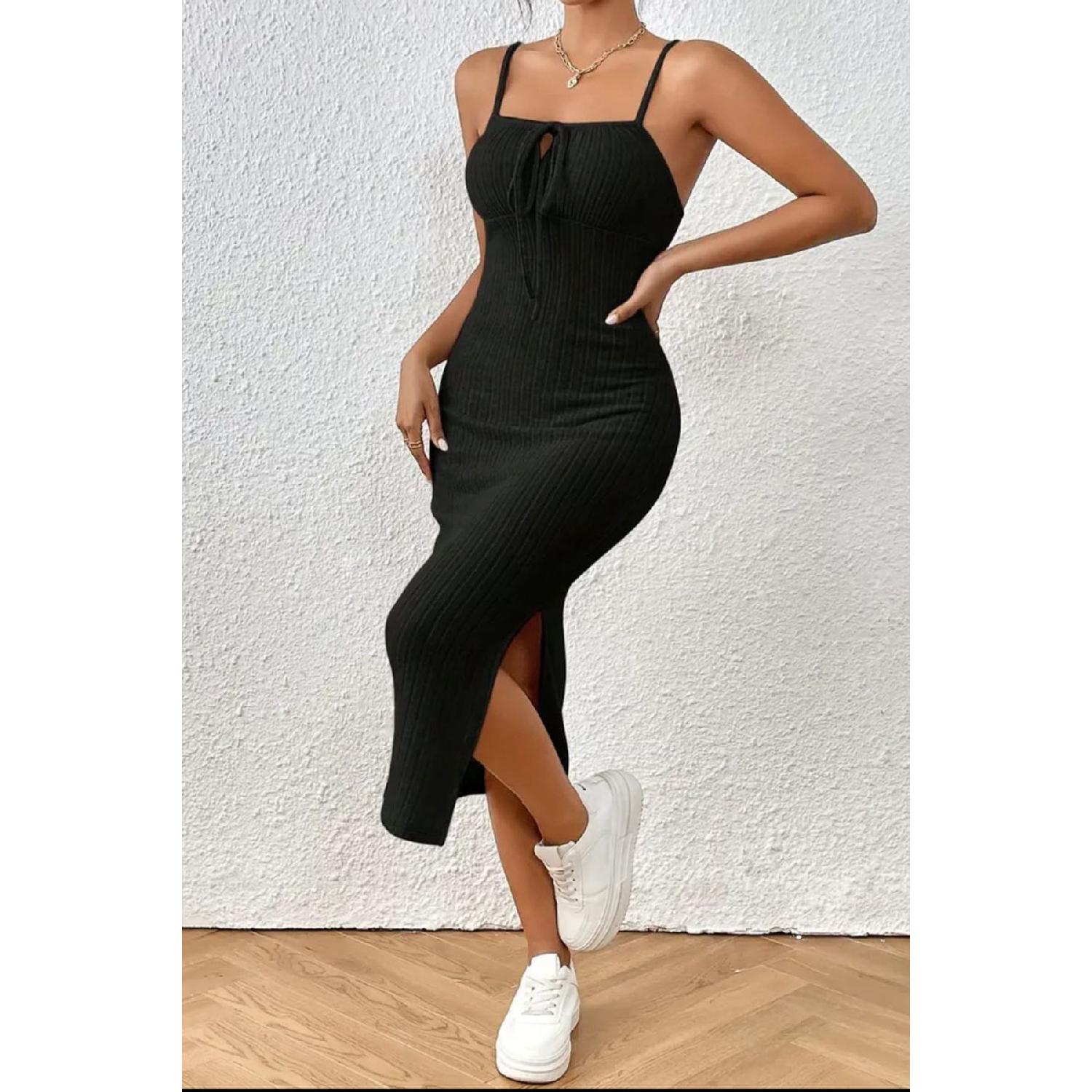 

Женское летнее черное кружевное платье в рубчик с разрезом спереди и бретельками S чёрный