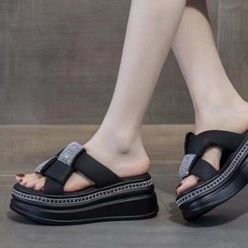 Pantoufles à talons inclinés pour femmes 2024 Nouveaux vêtements d'été à la mode Pantoufles à talons hauts à semelle épaisse polyvalentes et à strass rehaussés