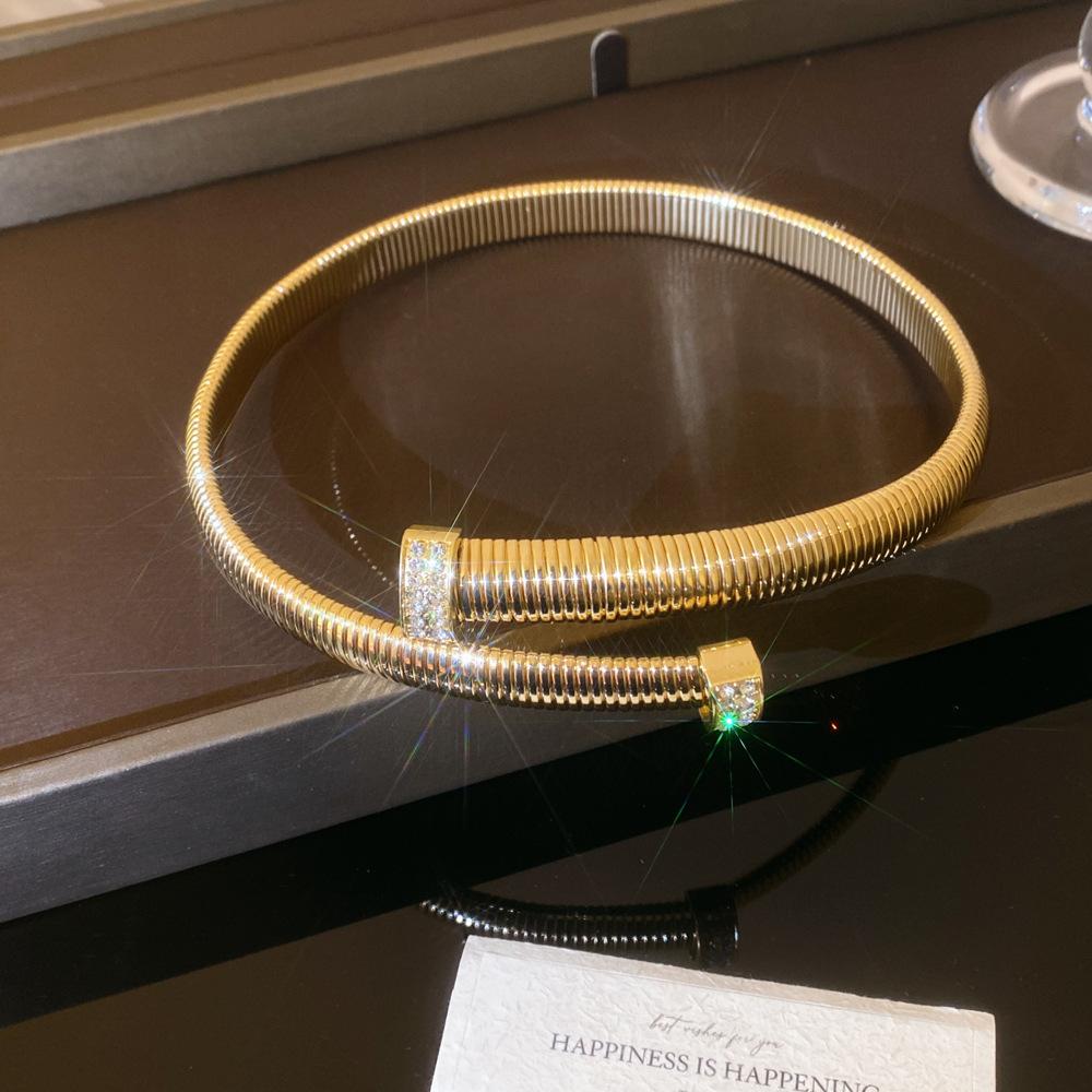 Einzigartiges Nischendesign, schlichtes Metall-Halsreifarmband, schlichter Ringhalsreif für weibliche Persönlichkeit, kaltes Halsketten-Accessoire