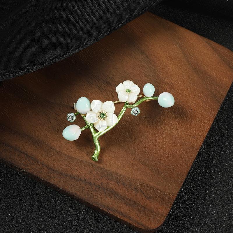 

Брошь в китайском стиле, нишевый дизайн, чувство ракушки, цветок сливы, высококлассная, с ретро-темпераментом, булавка, аксессуары для костюма, свитера, женская