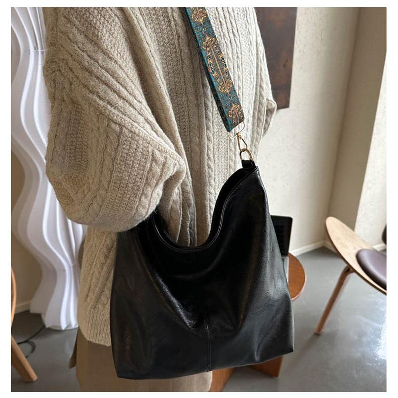 Large Capacity Ladies Bag Summer New Wide Strap One Shoulder Messenger Bag High End Texture Commuter Bucket Bag