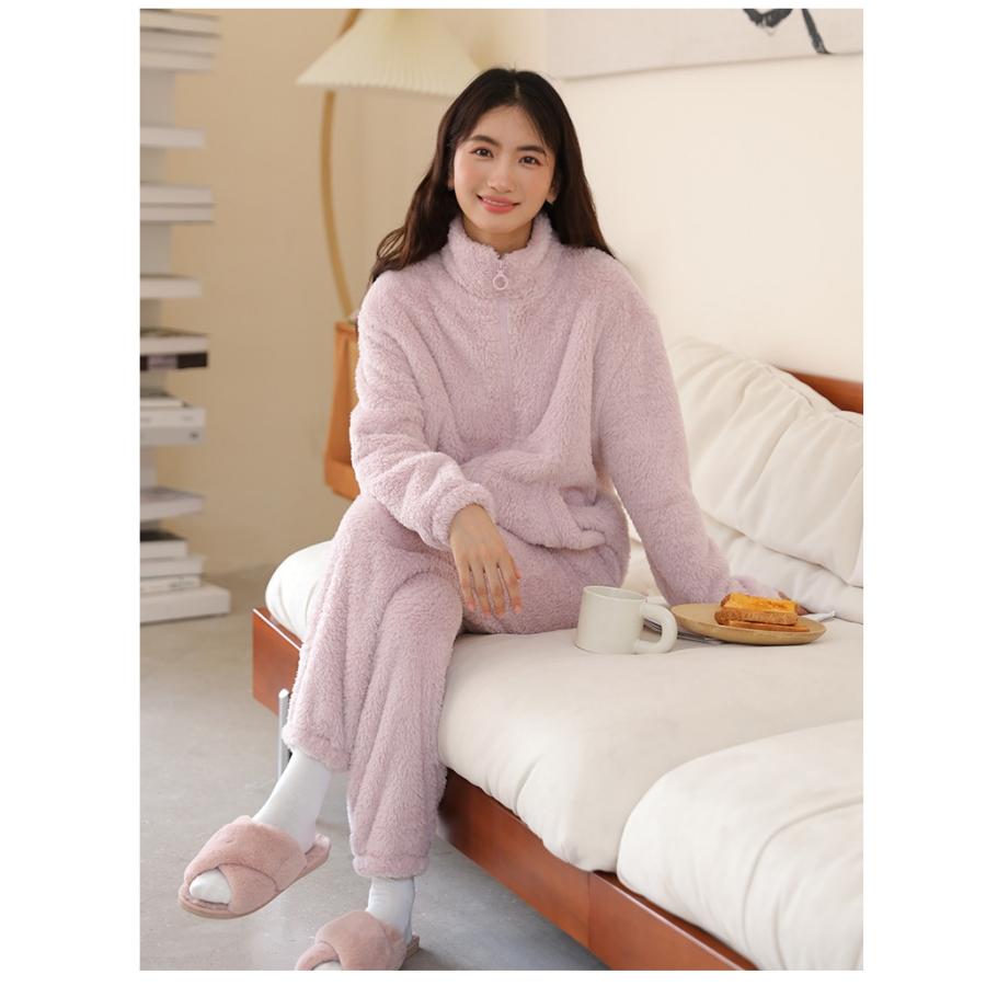 Pár modelů podzimního a zimního společenského oblečení, kardigan na zip lze nosit i mimo pyžamo, oboustranně polstrované teplé společenské oblečení