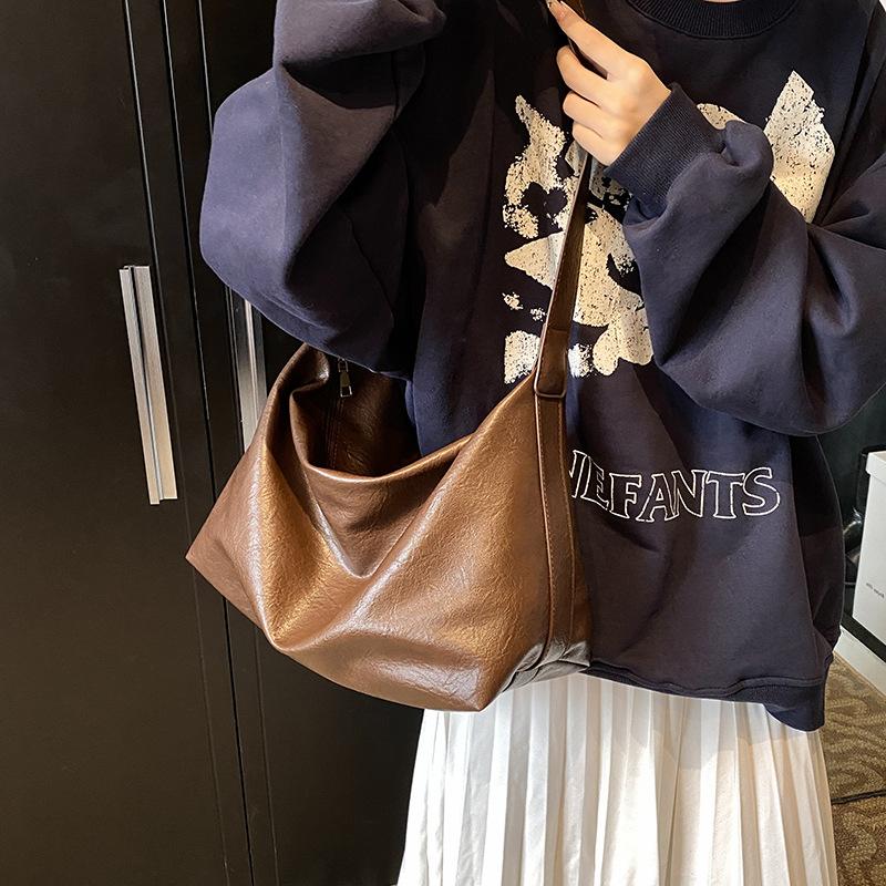 Retro bag women's large-capacity fashion lazy wind messenger bag new autumn and winter simple shoulder armpit bag