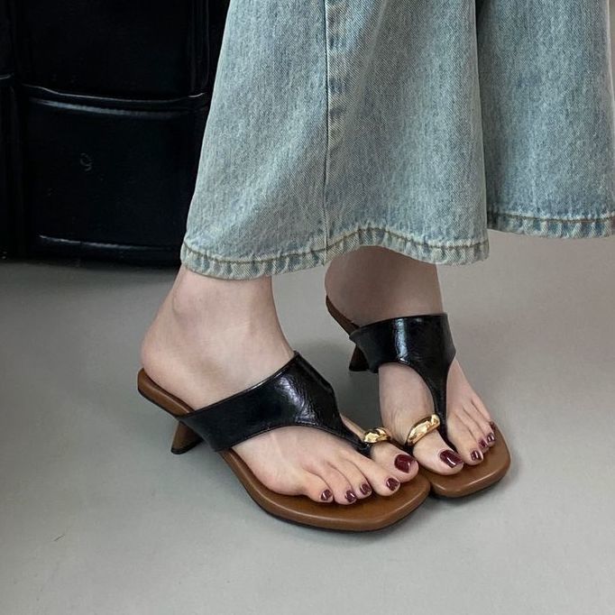 Spring and Summer 2025 New Set of Toes Pinch Feet Square Heel Medium Heel Slippers Metal Buckle Low Heel Outer Wear Women's Sandals
