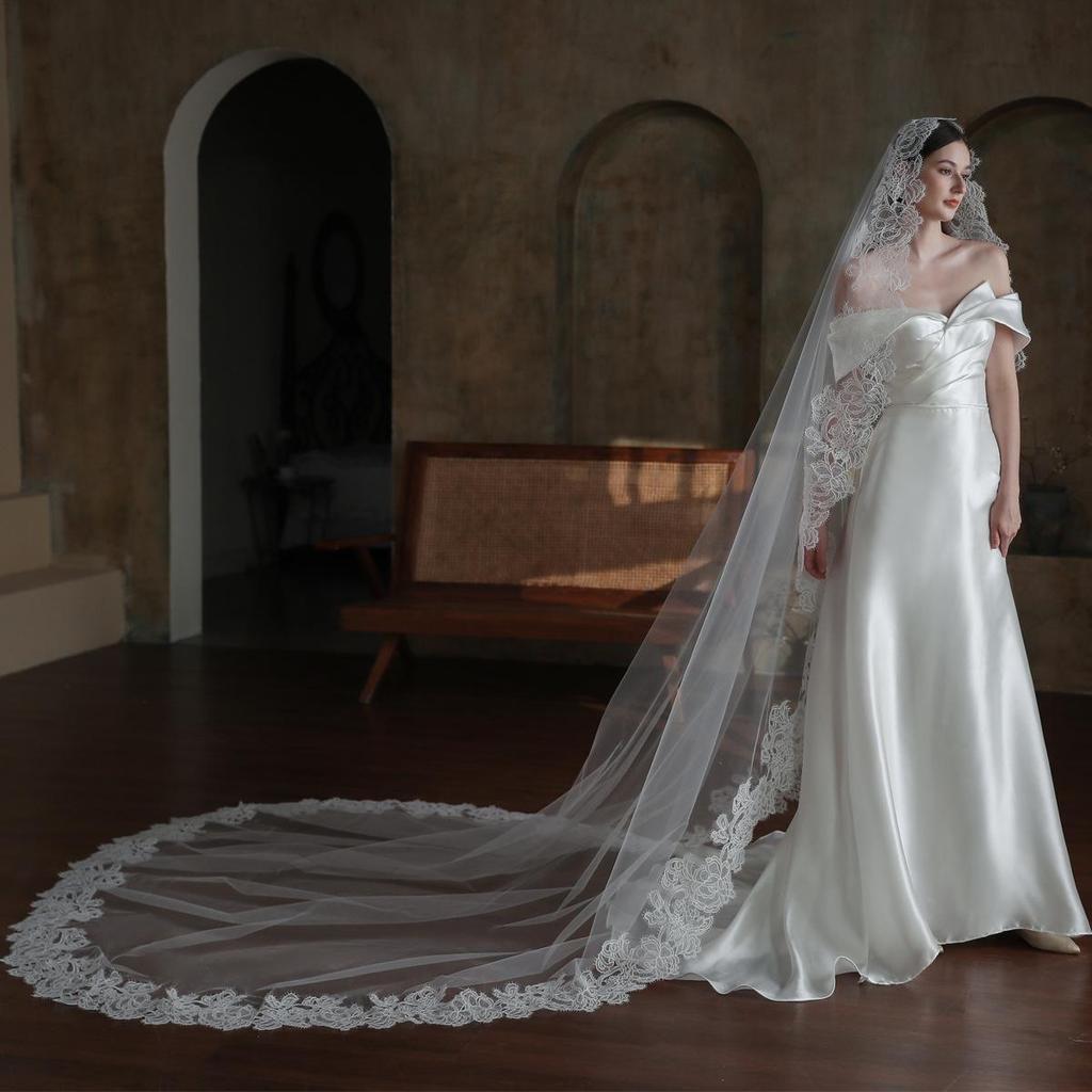 V863 Courtly White Vintage Cathedral Long Lace Bridal Veil