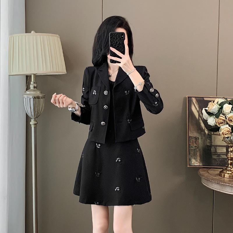 Ținută Elegantă de Toamnă Brodată: Set Rochie cu Vestă și Jachetă Modelatoare