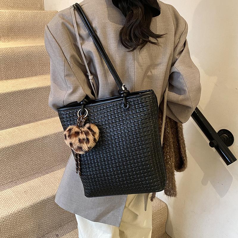Portable woven bag women's 2025 new trendy retro tote bag simple large capacity shoulder armpit bag