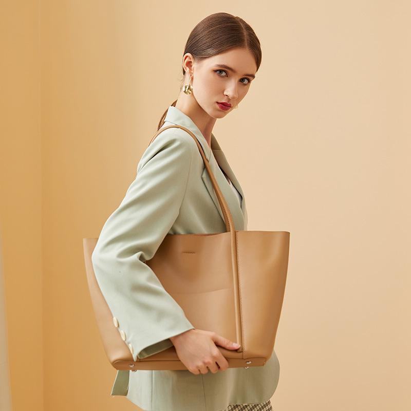 2024 Genuine Leather Women's Tote: Large Capacity Summer Handbag for Work and Commute.
