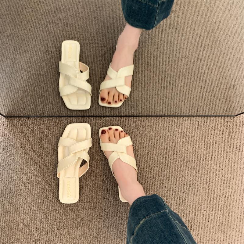 Sommartofflor för kvinnor ytterkläder 2025 nya platt botten ord mode bär tofflor