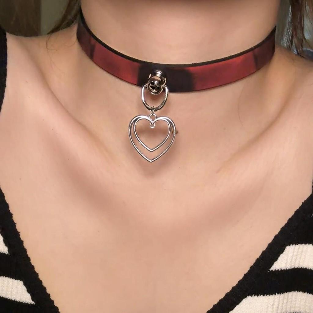 Chique Pittige Meisje Leren Bel Choker Ketting – Uniek Minderheidsontwerp