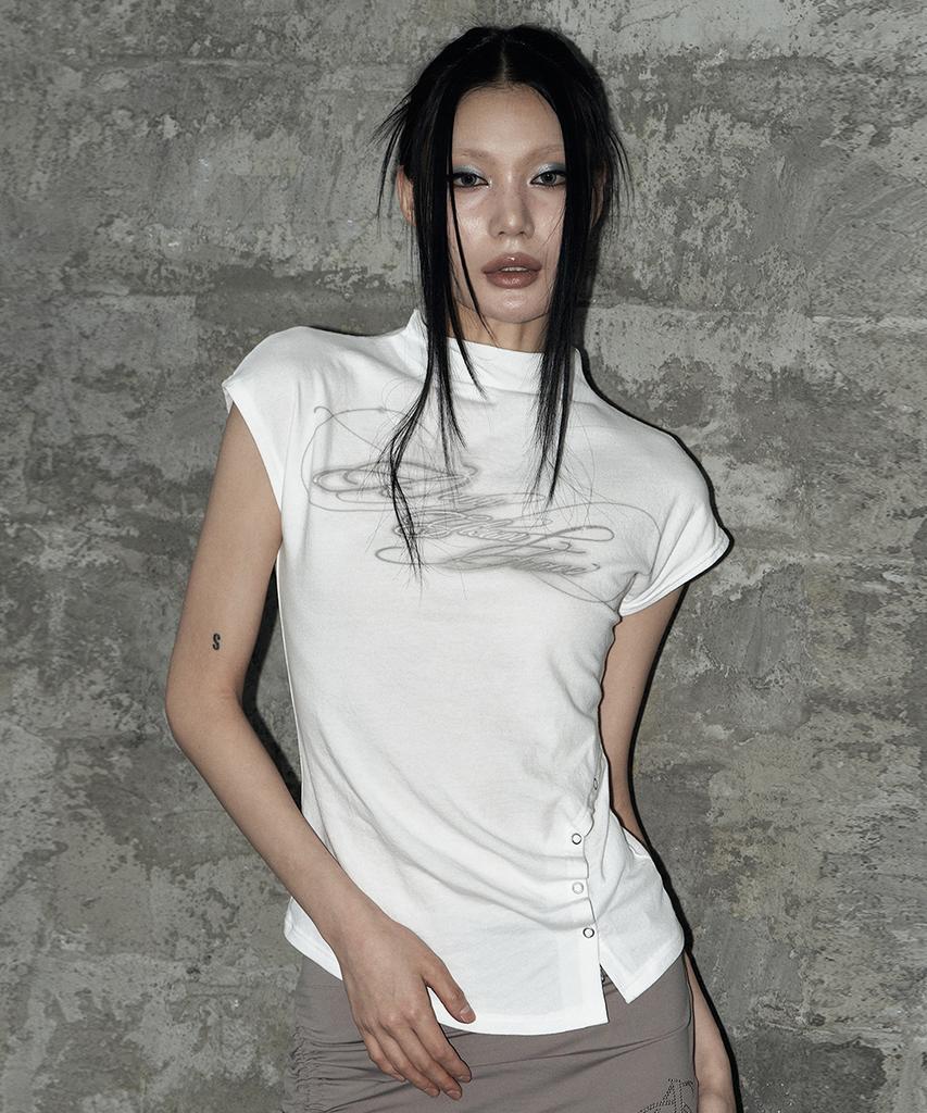 Aejeuyua Kitsch Snap Half-Neck T-Shirt White