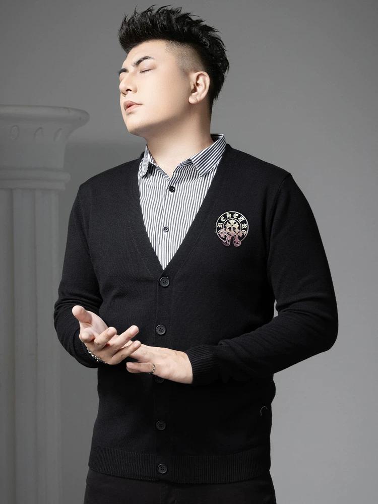 

Европейский модный бренд, Кардиган-свитер с золотым тиснением для мужчин, Новый стиль Осень-Зима 2025, Имитация двухслойного трикотажа, Теплый шерстяной свитер XL чёрный