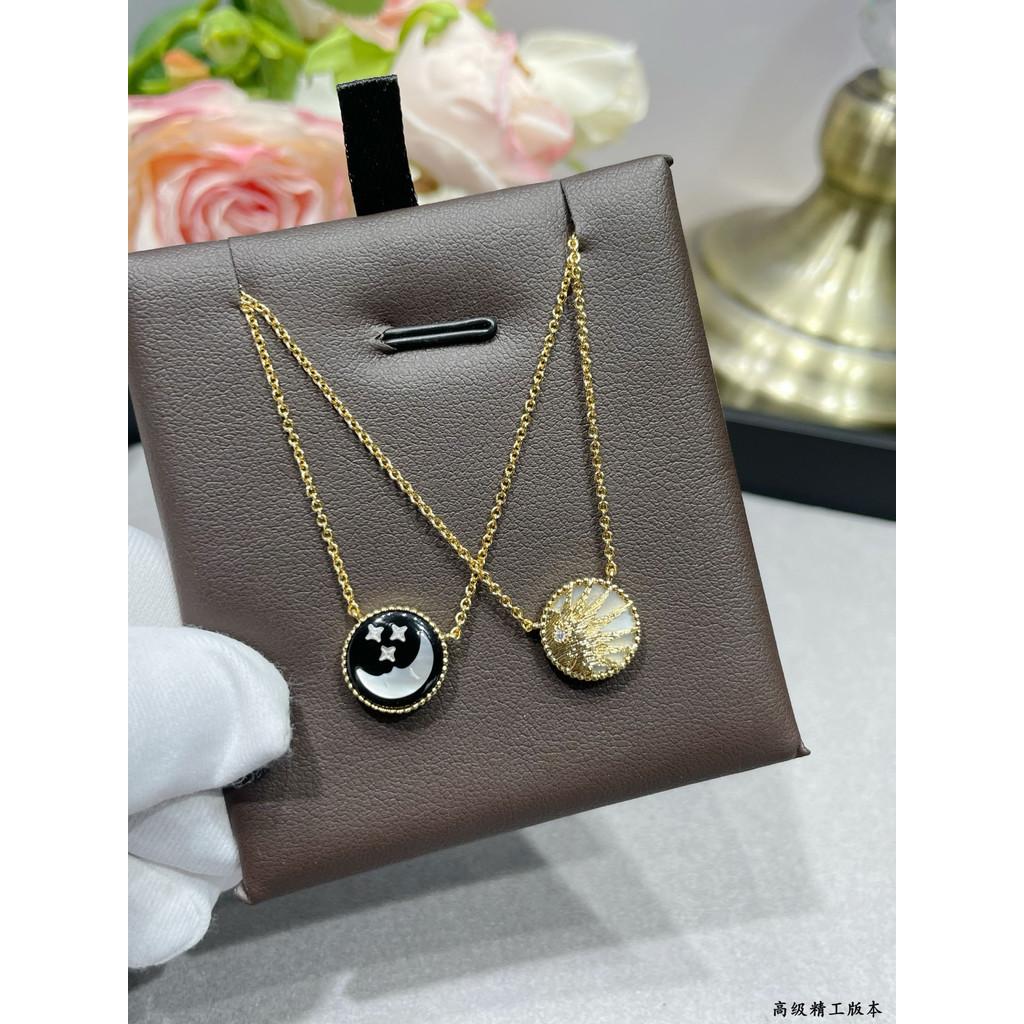 

Ожерелье Солнце Луна Звезда Двусторонний дизайн кулона Передовое в отрасли мастерство 18-каратного золота Гравированный подарок на день рождения Бесплатная доставка