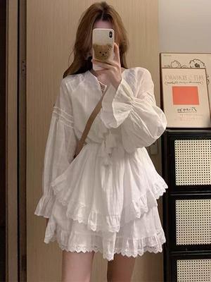 Rochie Elegantă Albă cu Talie Marcantă și Mâneci Lungi pentru Femei cu Fustă Amplă - Perfectă pentru Primăvară și Toamnă