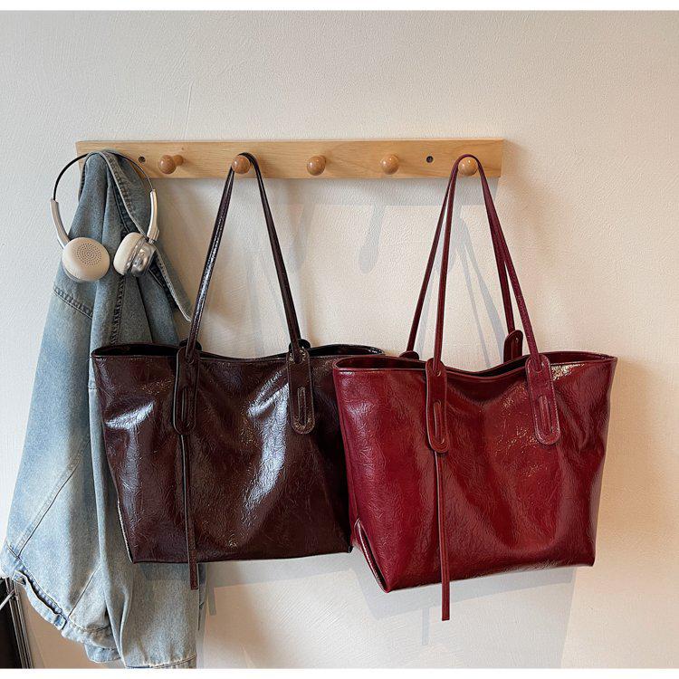 High-End Autumn Leather Tote Bag: Large Capacity, Simple Design Shoulder Bag for Commuting