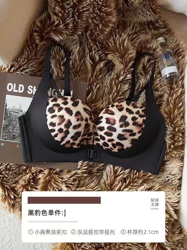 

The front buckle is gathered without steel ring, and the sub-breasts are closed to prevent sagging. New underwear set, sexy leopard print bra. 32/70AB