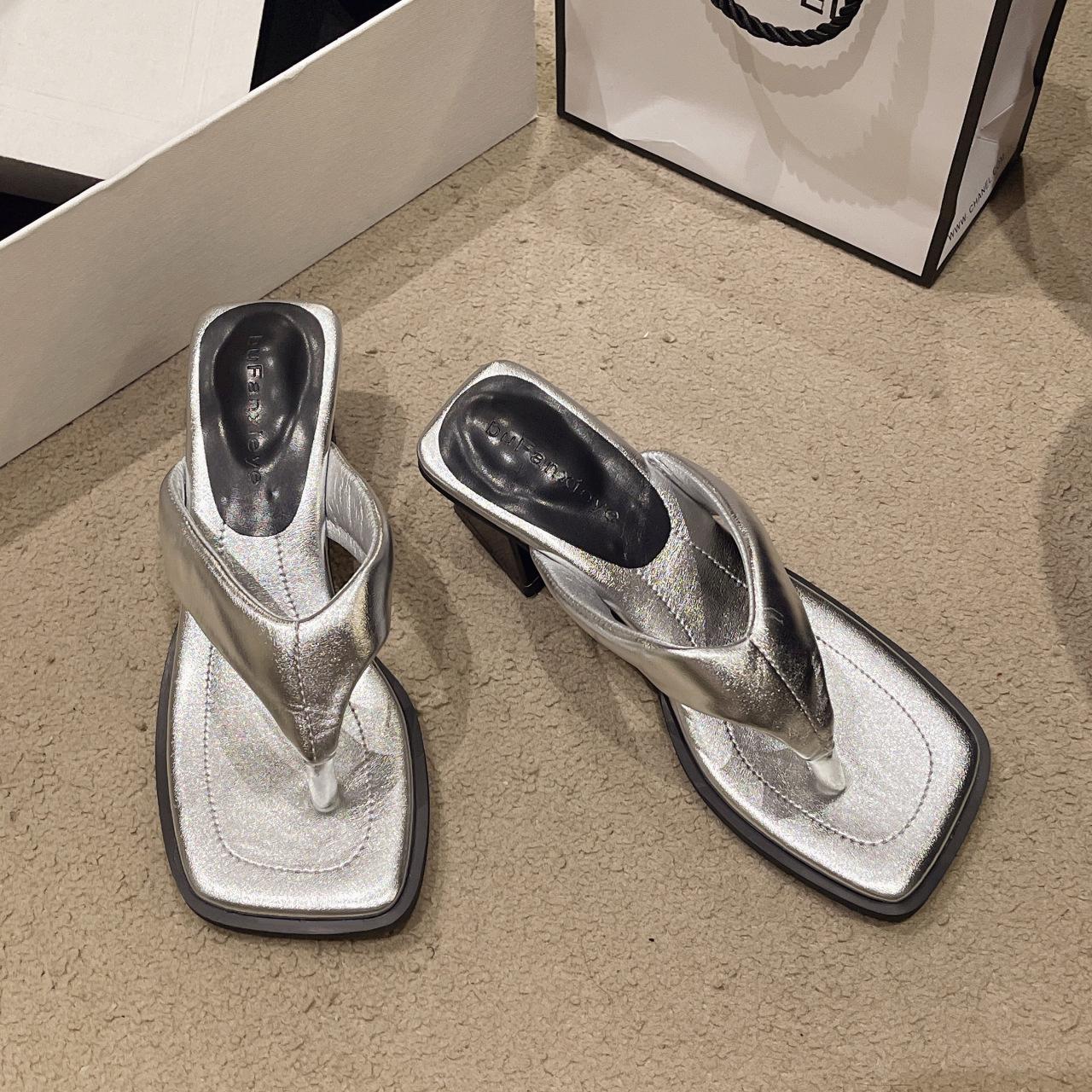 

Тапочки Xiaoxiangfeng, женская верхняя одежда, летние босоножки на высоком каблуке 2025 года, женские бокалы для вина и шлепанцы, тапочки в европейском и американском стиле 35 серебряный