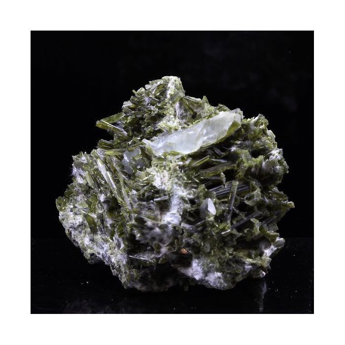 Pierres et Minéraux. Quartz, Epidote, Byssolite. 213.5 ct. Chamrousse, Belledonne, Isère, France..