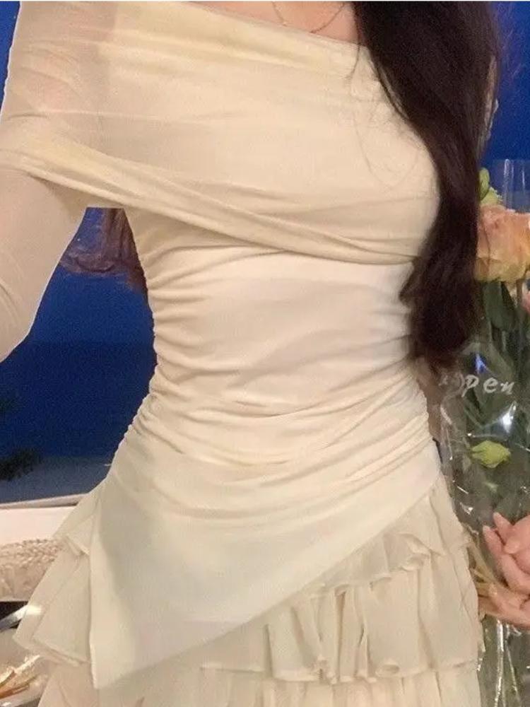 Off Schulter Sexy Zwei Stücke Set Frauen Solide Plissee Tops T-shirt + Mini Kuchen Röcke Damen Koreanische Mode Fee chic Party Anzüge 2024