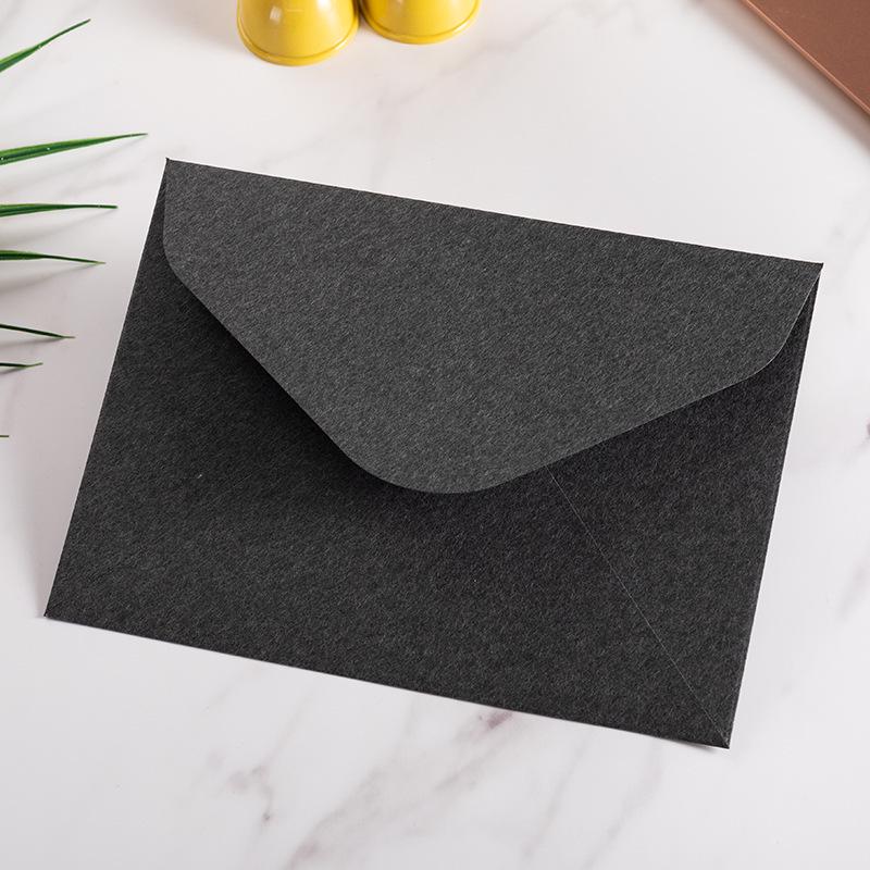 Cashmere Lined Envelopes: Special Paper for Invitations, Postcards, and Retro-Style Triangular Designs