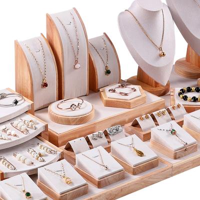 Schmuckherstellung – Verpackung & Präsentation von Schmuck