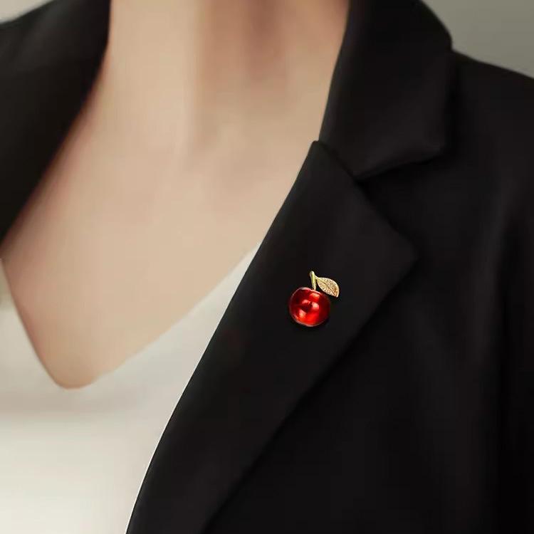 Small Red Apple Brooch, High-End Female Niche Design, High-End Corsage Summer Pin, Fixed Clothes, Anti-Light Buckle