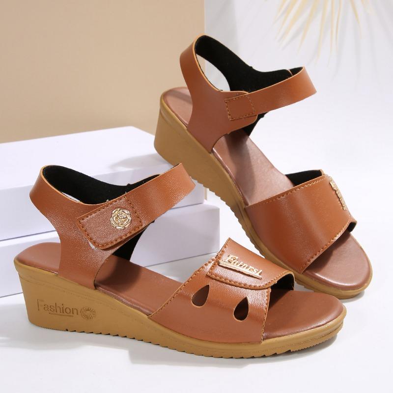 

Большие сандалии с одним ремешком на среднем каблуке Женские перфорированные туфли на липучке Пляжные шлепанцы 43 светло-коричневого