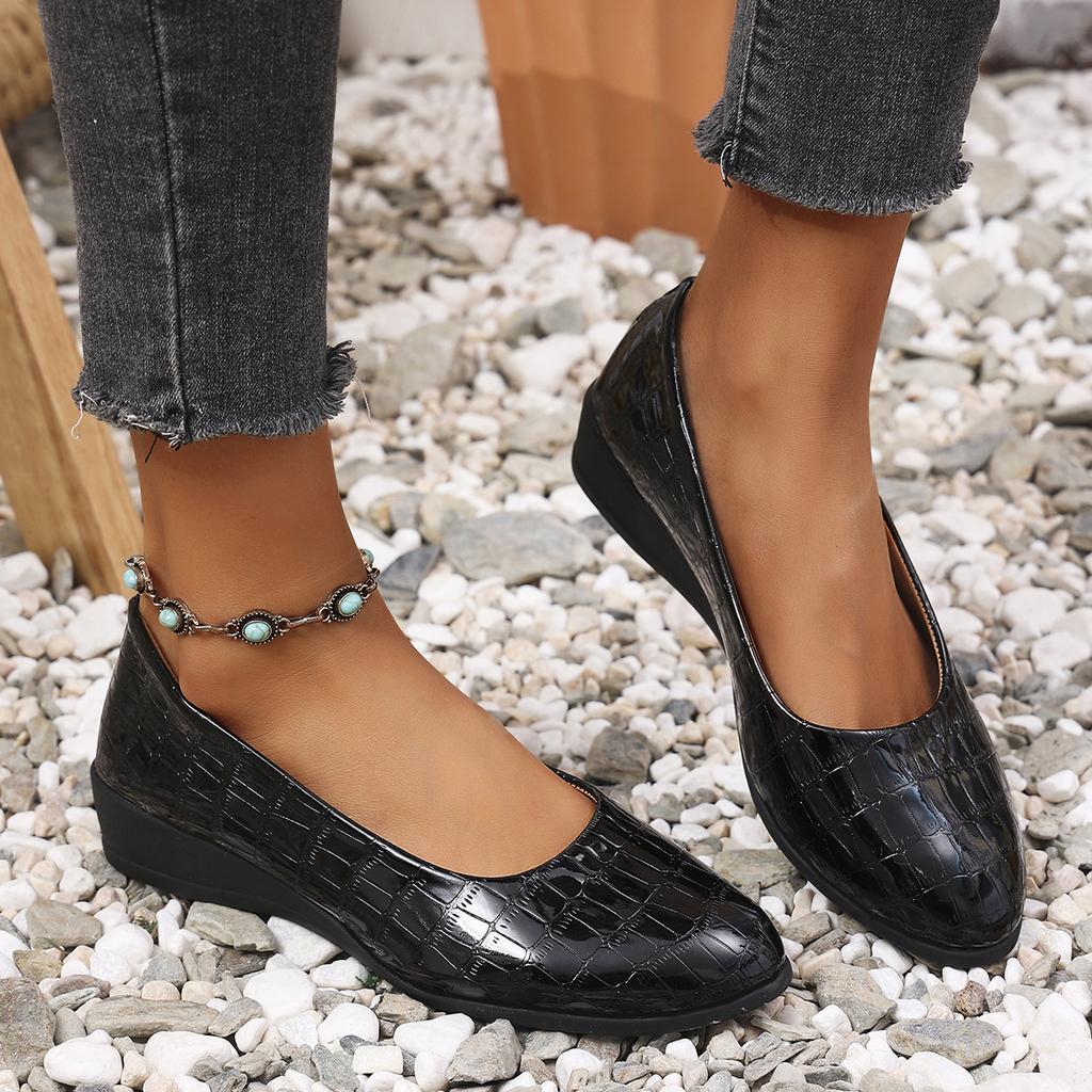 Spot 2025 Spring New Flat-soled Single Shoes Large Size Women's Lazy Shallow Mouth Soft-soled Doudou Shoes
