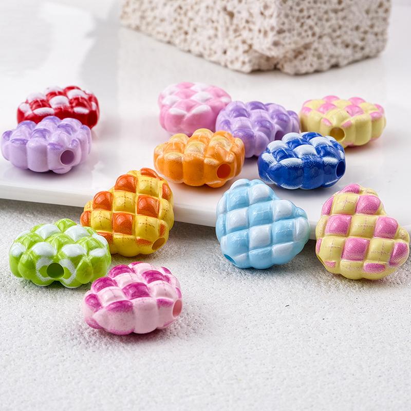 10 Stück Farbe Muster Druck Cartoon Herzform Acrylperlen DIY Schmuck Bekleidungsanhänger Zubehör