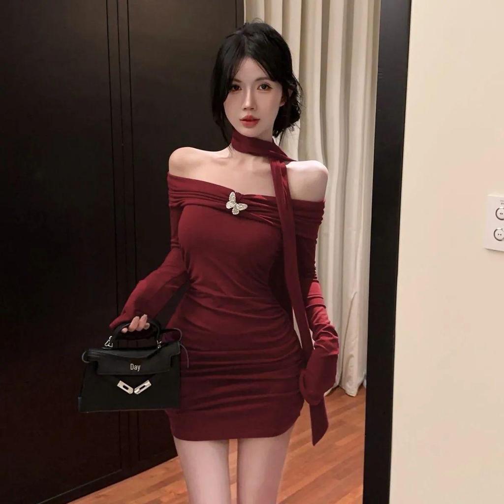 One-Shoulder Lavender Halter Dress - Trendy Autumn/Winter Hip-Hugging Style with Long Sleeves.