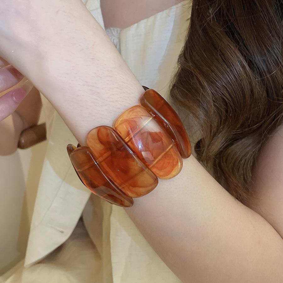 Acrylic Ombre Rectangle Bracelet: Retro Vacation Style, Fashionable, High-End Hand Jewelry.